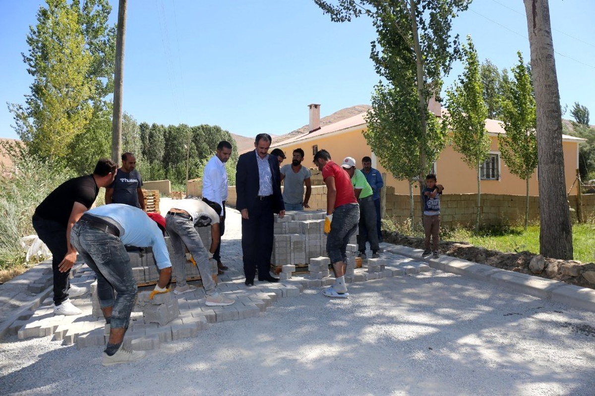 Gürpınar\'da kilitli parke taşı çalışması