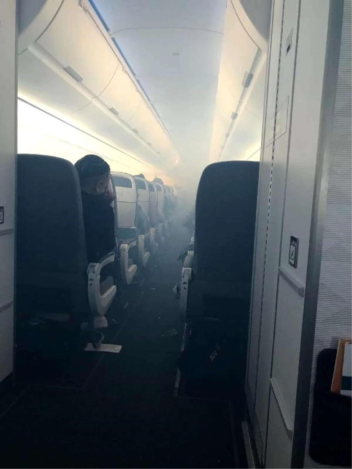 İçerisi dumanla dolan yolcu uçağı acil iniş yaptı: 7 yaralı