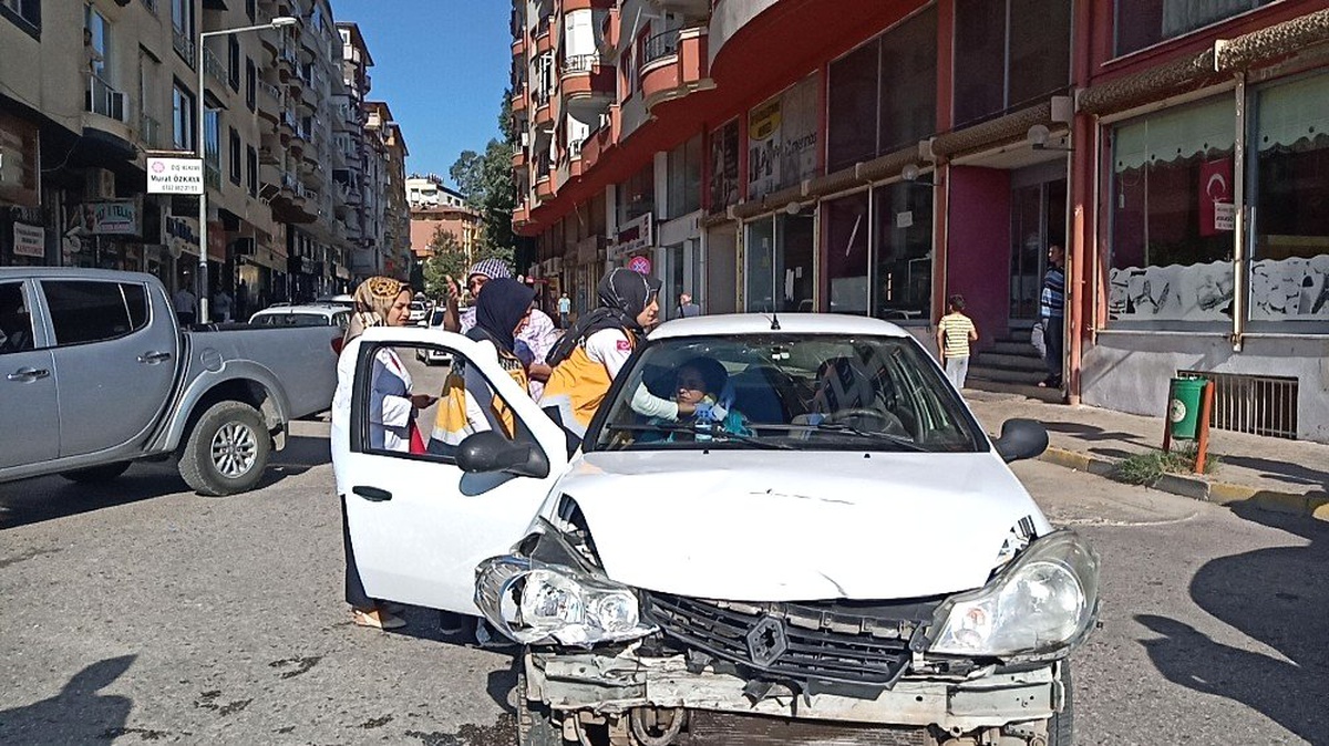 İslahiye\'de iki otomobil çarpıştı: 1 yaralı