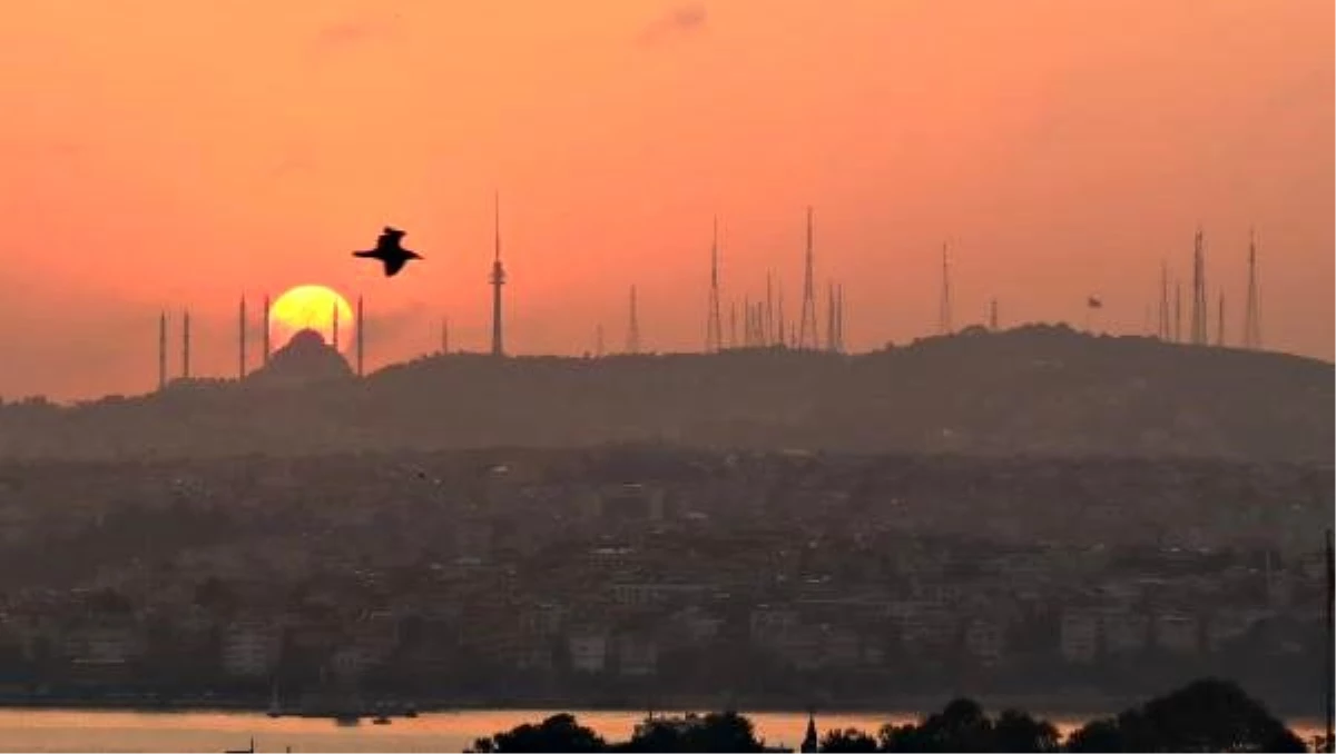 İstanbul\'da gün doğumu gökyüzünü kızıla boyadı