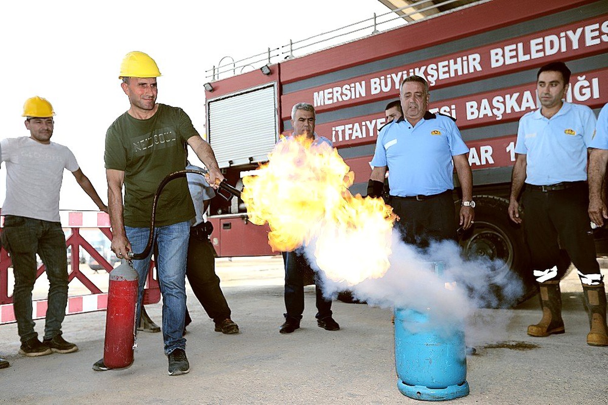 İtfaiye erleri, yol yapım çalışanlarıyla yangın tatbikatı yaptı