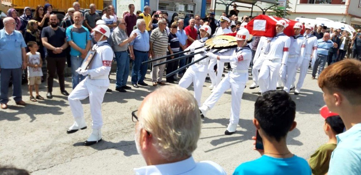 Kansere yenik düşen Kıbrıs gazisi toprağa verildi