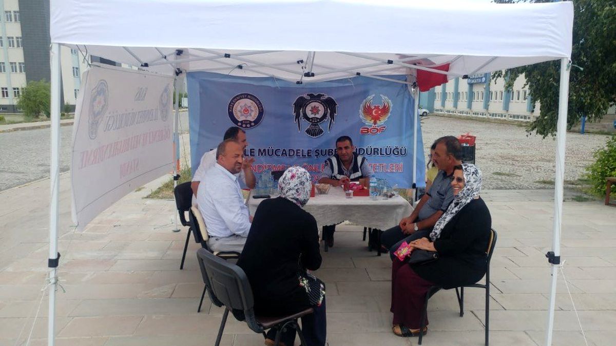 Kars polisinden üniversite öğrencilerine sıcak karşılama
