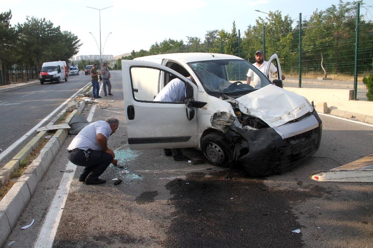 Karşı şeride geçip otomobile çarptı: 3 yaralı