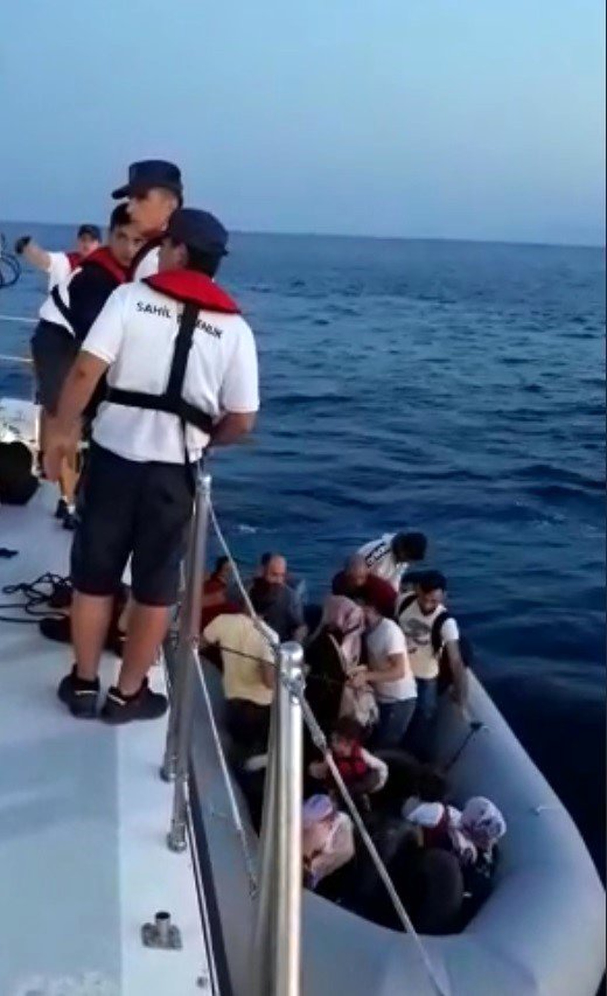Kuşadası\'nda 26\'sı çocuk 129 göçmen yakalandı