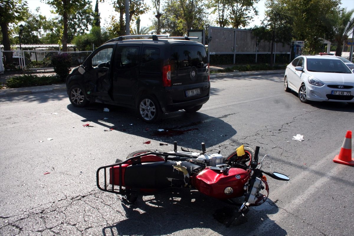 Manavgat\'ta motosiklet ile hafif ticari araç çarptı: 2 yaralı