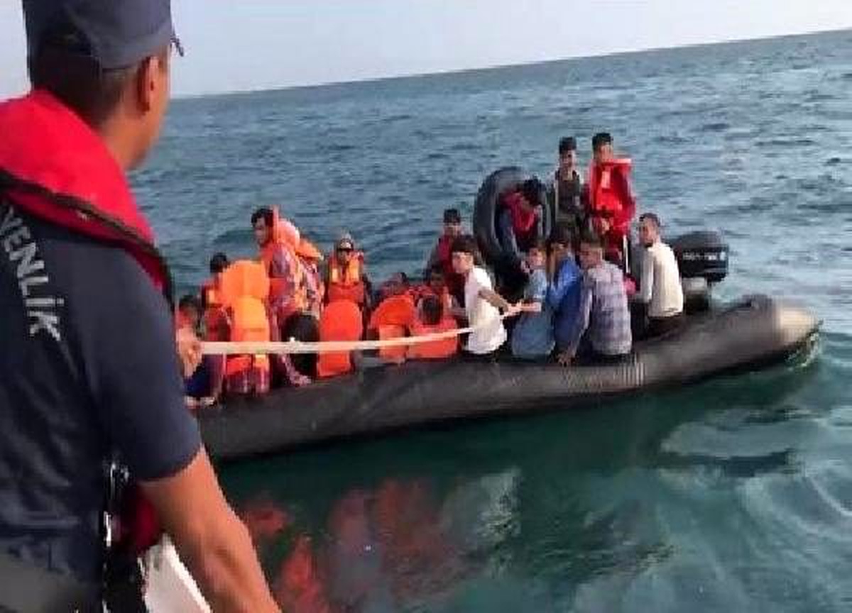 Meriç Nehri\'nde lastik bottaki 40 kaçak göçmen yakalandı