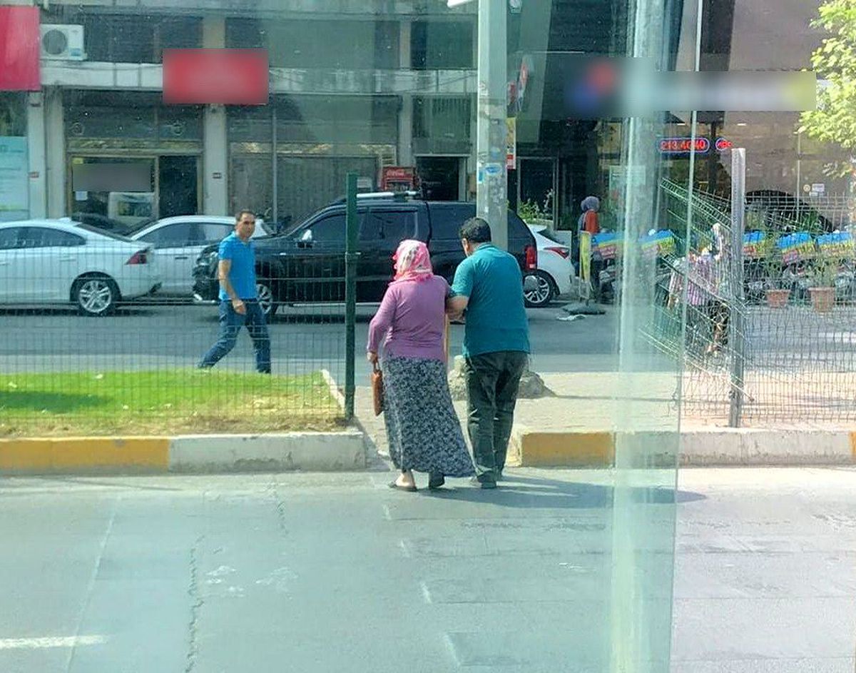 Minibüsünü bırakıp yolcusunun yardımına koştu