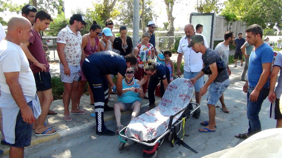 Motosiklet \'U\' dönüşü yapan otomobile çarpı: 1\'i ağır 2 yaralı