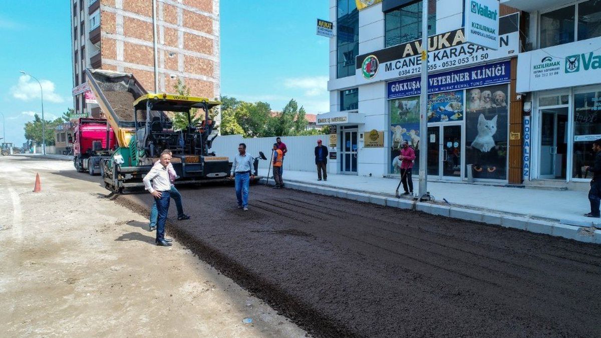 Mustafa Parmaksız caddesinde sıcak asfalt serimi öncesi hazırlıklar yapılıyor