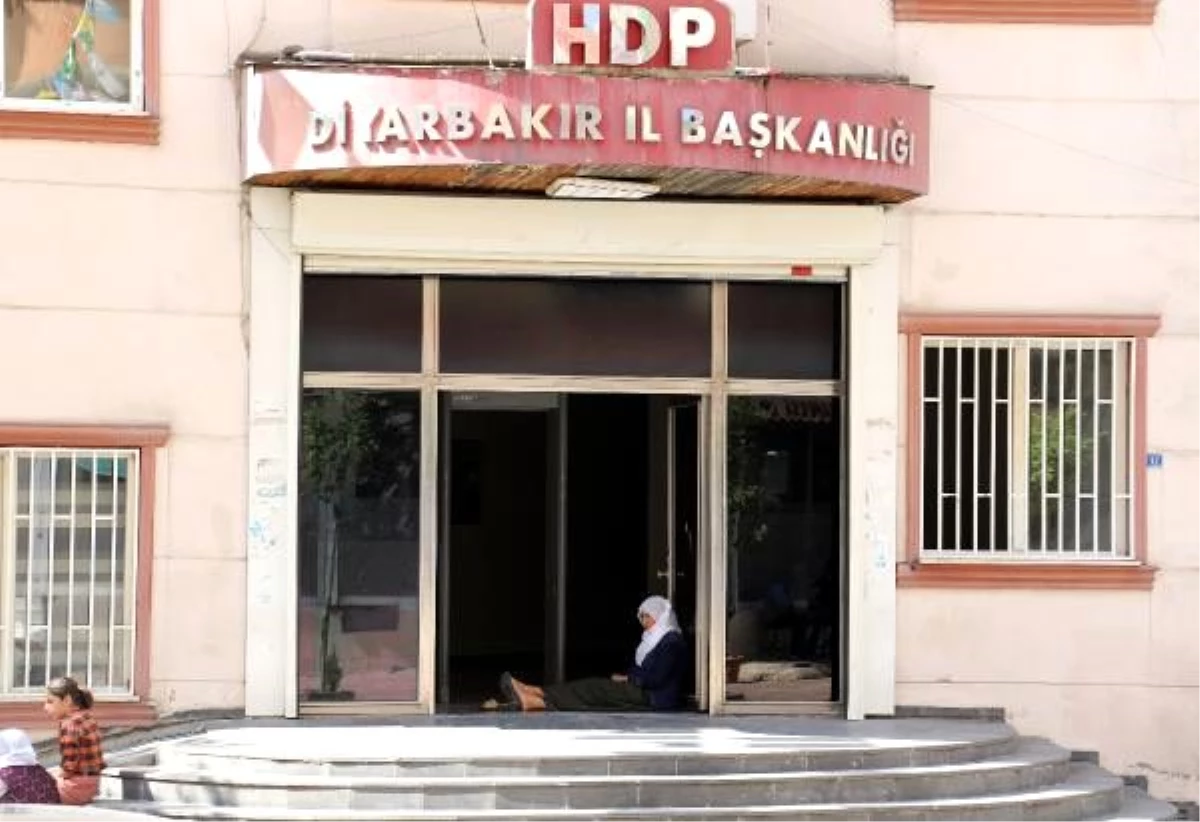 Oğlunun dağa kaçırıldığını söyleyen annenin HDP\'deki eylemi sürüyor