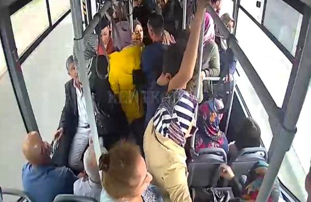 Otobüsünde kalp spazmı geçiren kadını, hastaneye yetiştirdi