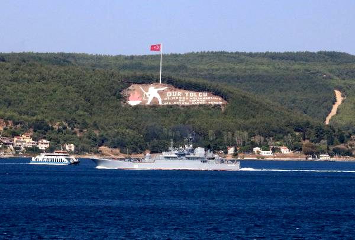 Rus savaş gemisi, Çanakkale Boğazı\'ndan geçti