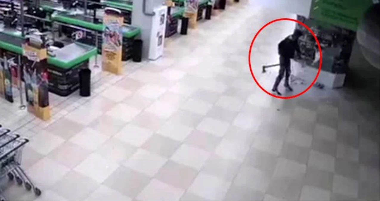 Saldırgan alışveriş merkezine baltayla saldırdıktan sonra dans etti