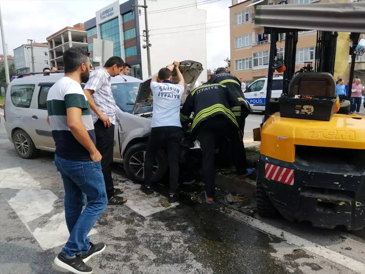 Samsun\'da otomobil ile forklift çarpıştı: 5 yaralı