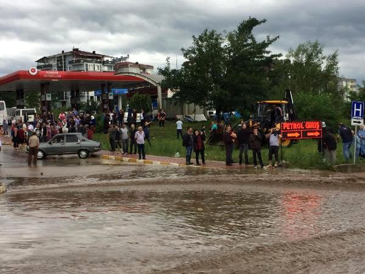 Samsun\'da Sağanak; Yeşil Dere Taştı, Yollar Göle Döndü
