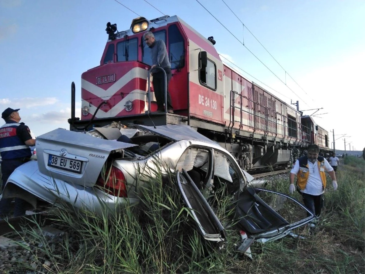 Sivas\'ta lokomotif ile otomobil çarpıştı: 1 ölü, 2 yaralı
