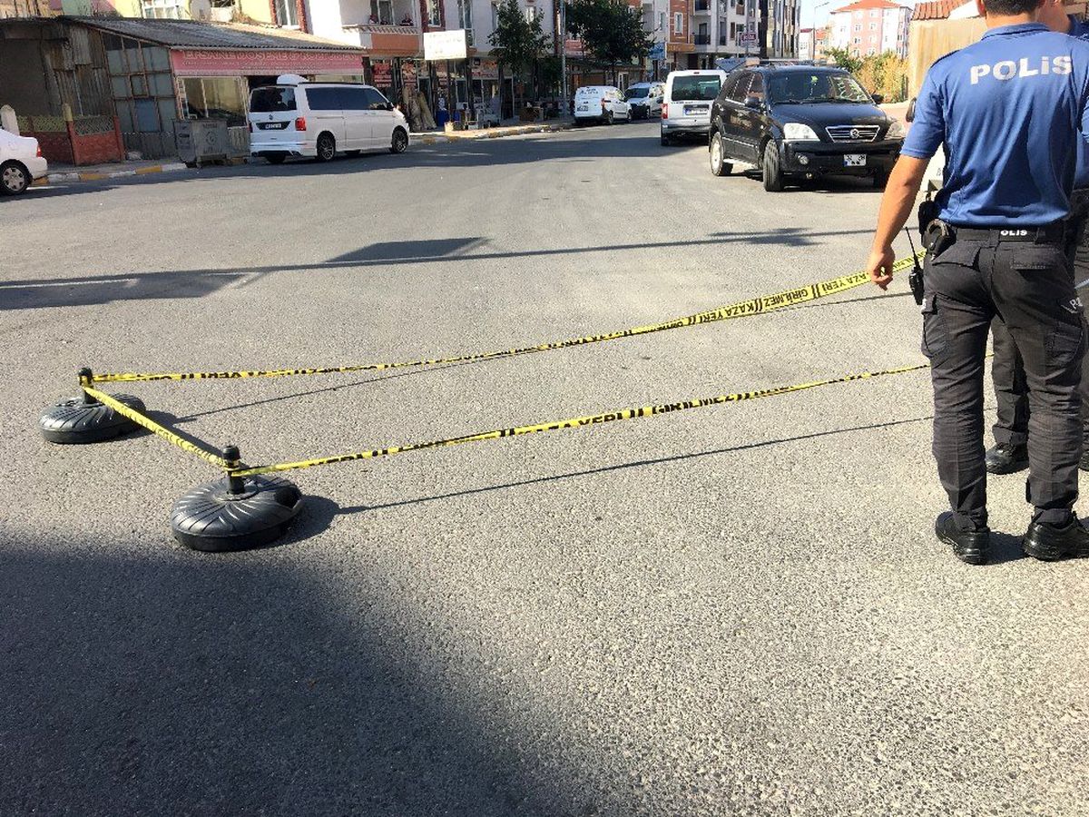 Sokak ortasında silahlı saldırı güvenlik kamerasında