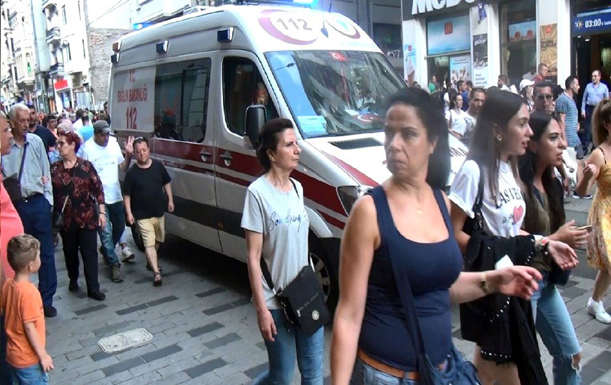 Taksim\'deki bir mağazada düşen kişi bacağından yaralandı