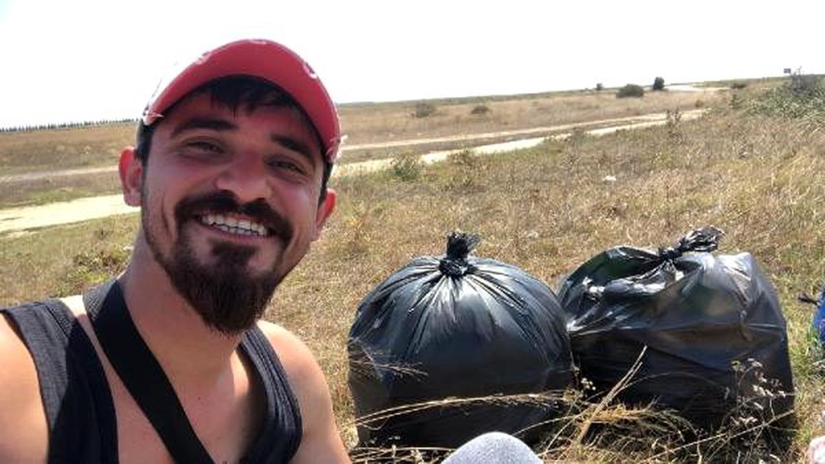 Tek başına 25 torba çöp topladı