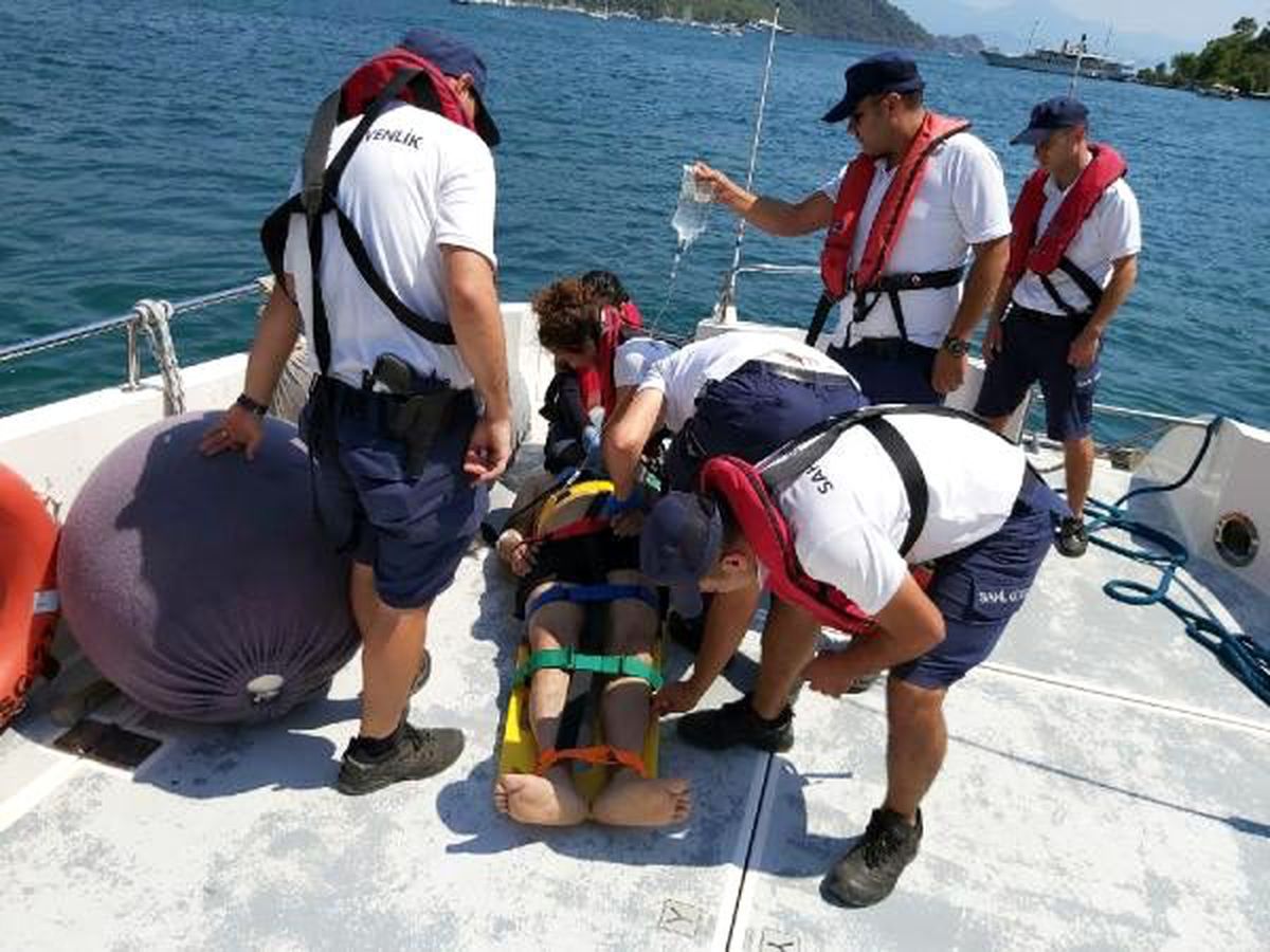 Tekne turunda rahatsızlanan 2 turiste yardım