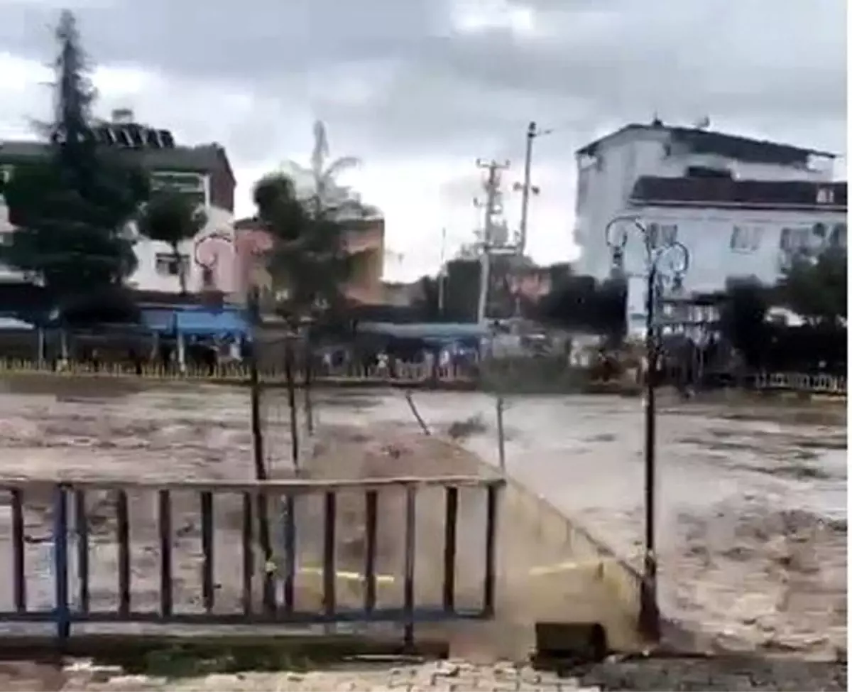 Terme\'deki köprü sel sularına dayanamadı