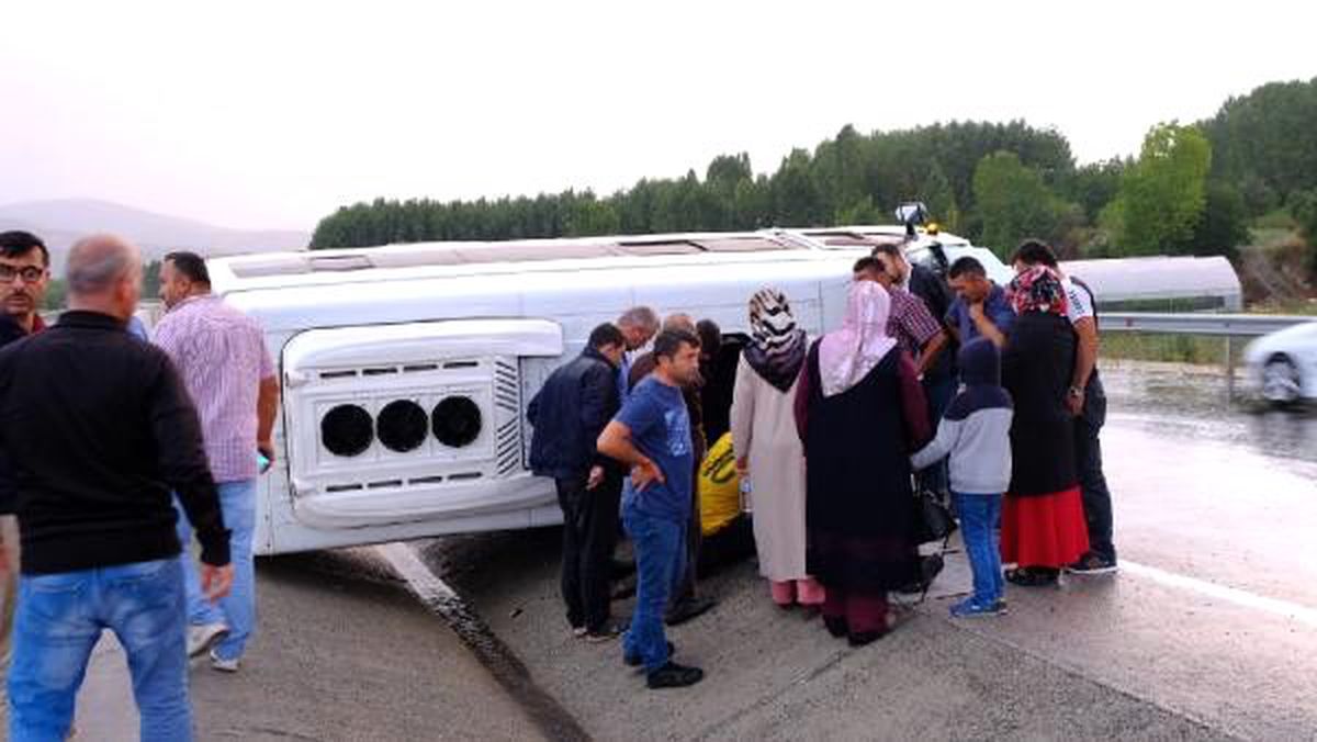 Tokat\'ta minibüs devrildi: 3 yaralı