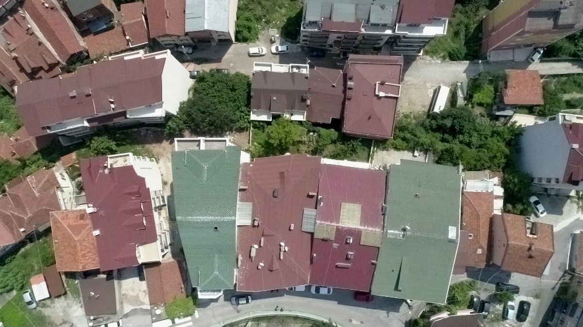 Toprak kayması sonucunda yıkılma tehlikesi ile mühürlenen binalar havadan görüntülendi