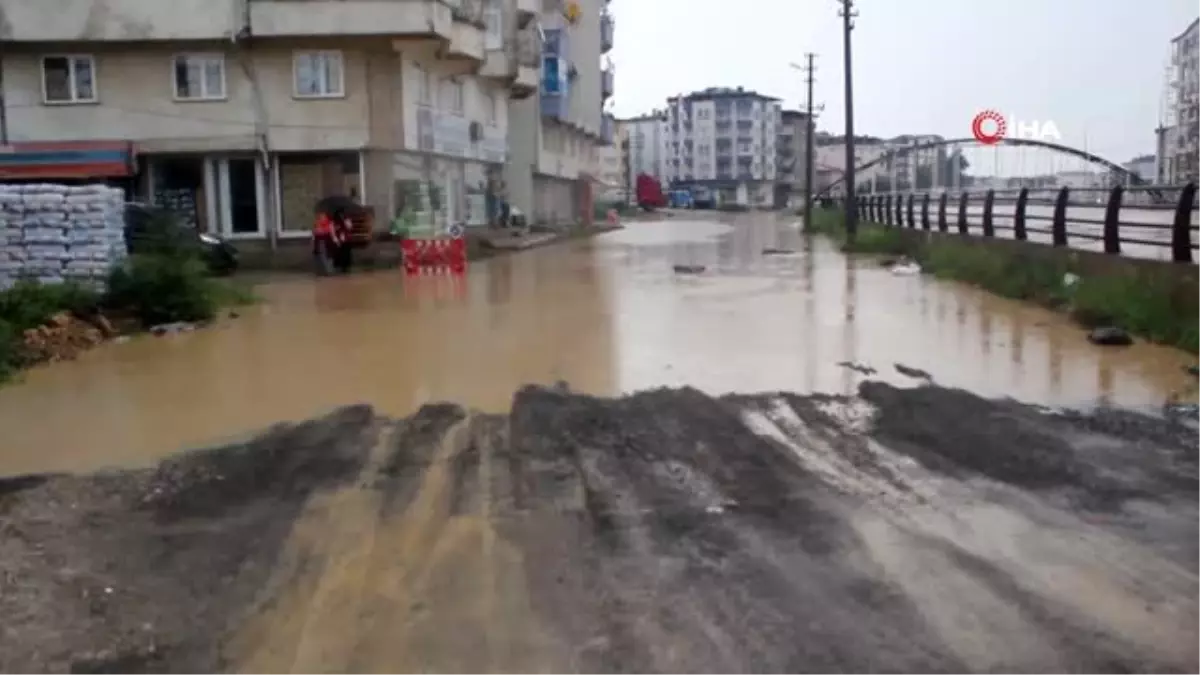 Ünye\'yi sel vurdu...Sağanak yağmur mahalle ve evlerde su taşkınlarına yol açtı