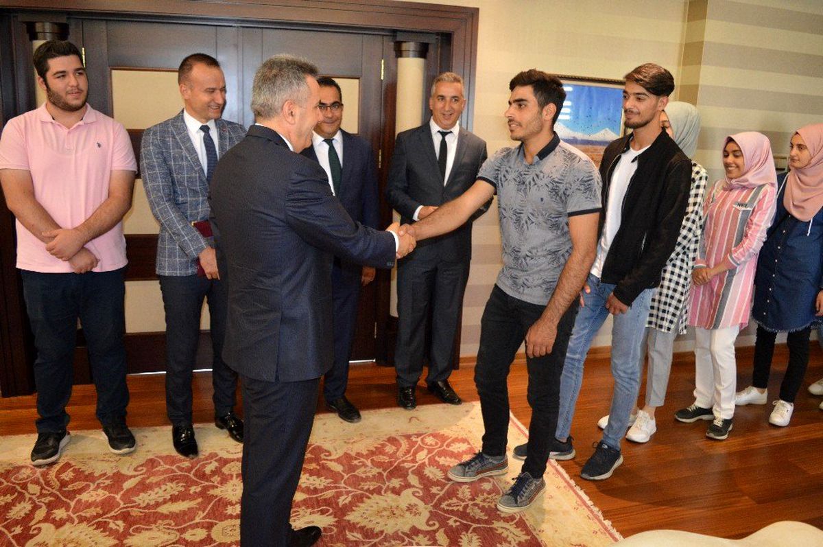 Vali Elban başarılı öğrencileri makamında ağırladı