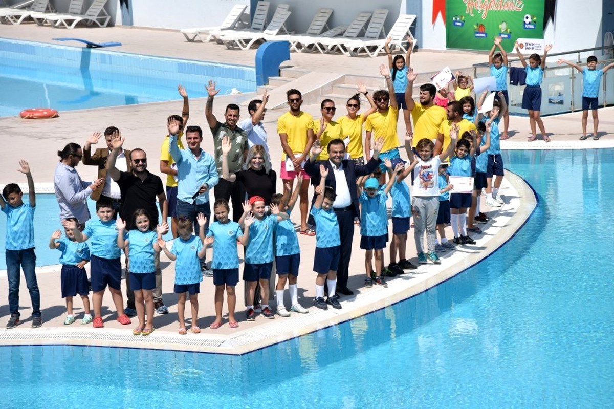Yaz Spor Okulunu tamamlayan yüzücüler sertifikalarını aldı