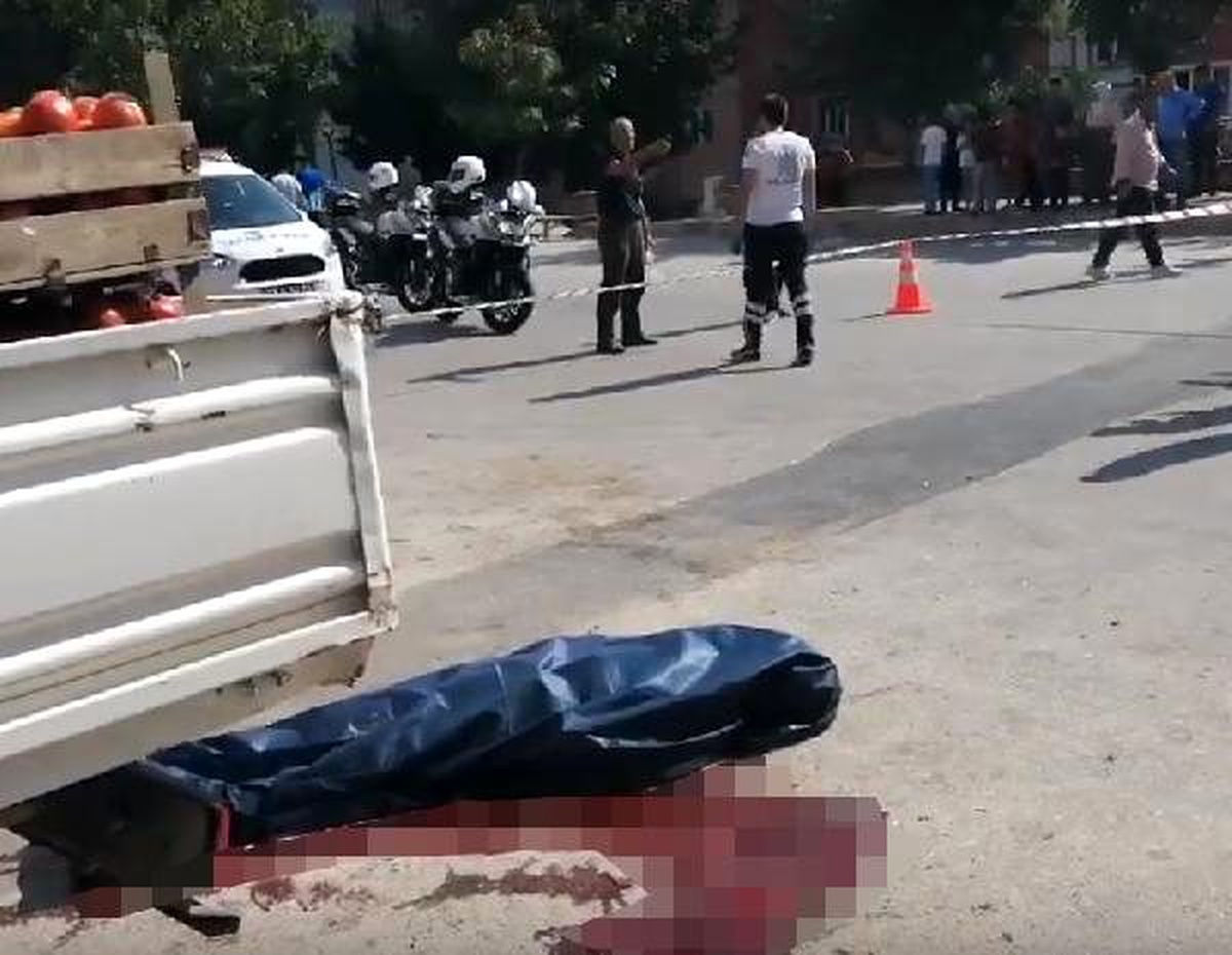 Yol ortasında eşiyle tartışırken, iki aracın arasında kalıp can verdi