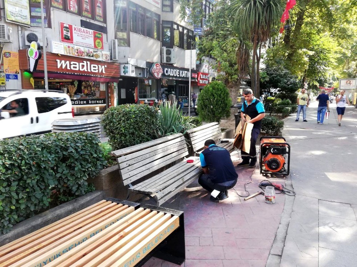 Yürüyüş yolunda banklar yenilendi