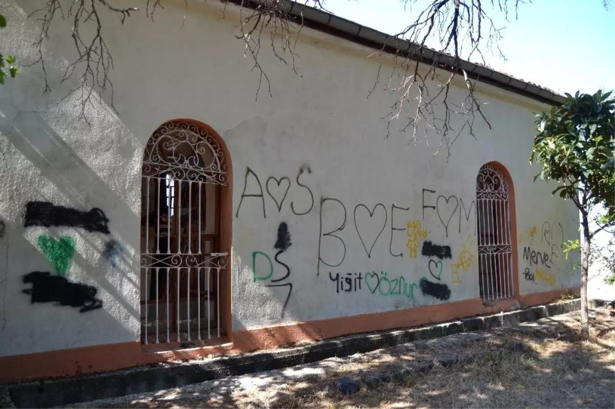 219 yıllık cami kaderine terk edildi