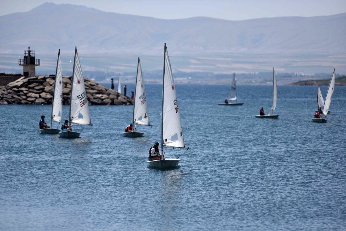 Ahlat\'ta 77 yelkencinin katıldığı yelken yarışlar yapıldı