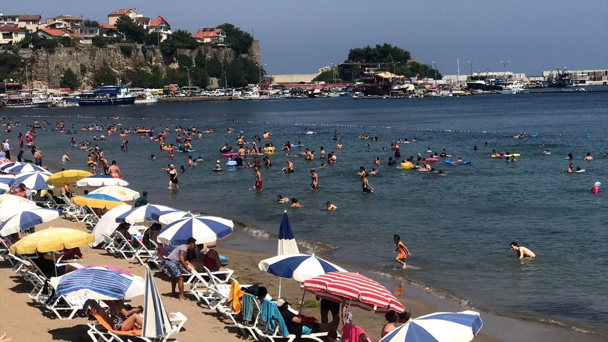Amasra\'da vatandaşlar sahillere akın etti