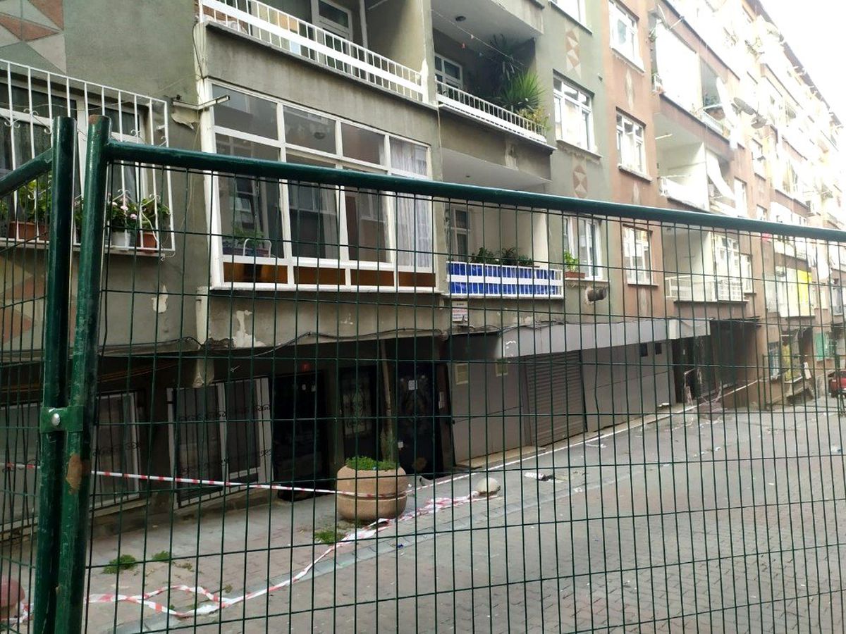 Bağcılar\'da yıkılma tehlikesi bulunan bitişik iki bina boşaltıldı