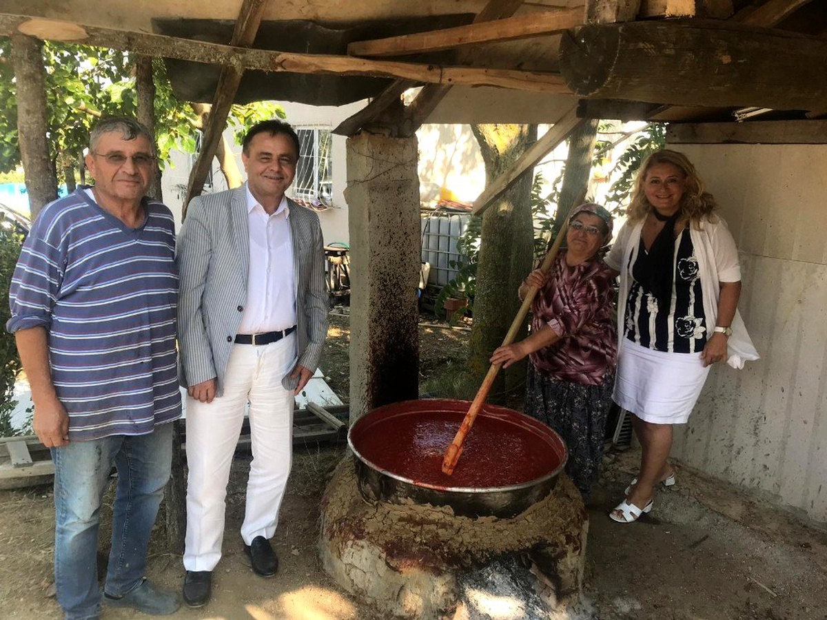 Başkan Şahin salça kazanının başına geçti