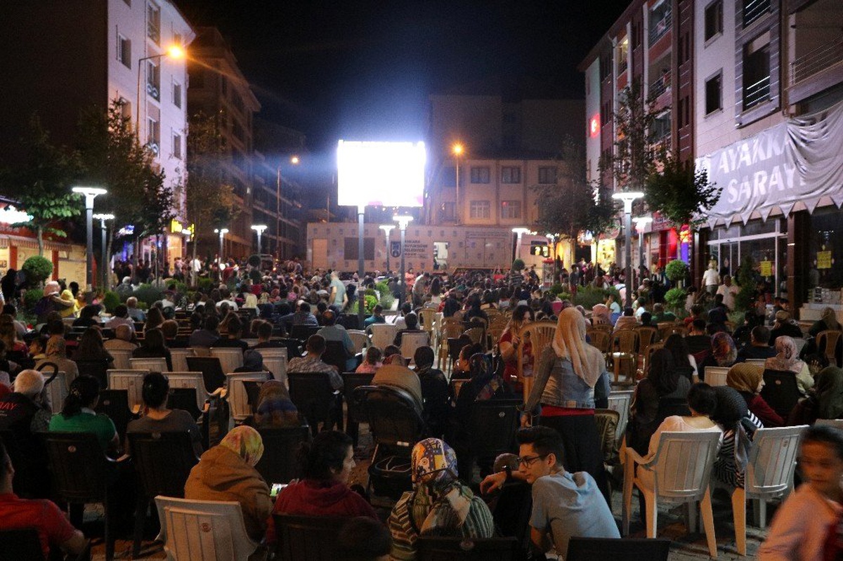 Başkentlilerin içini ısıtan filmlerle "açık hava sinema günleri" devam ediyor