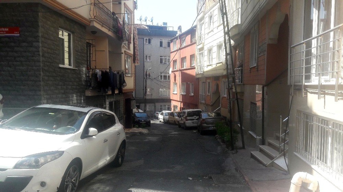 Beyoğlu\'nda 5 yaşındaki çocuk ikinci kattan düştü