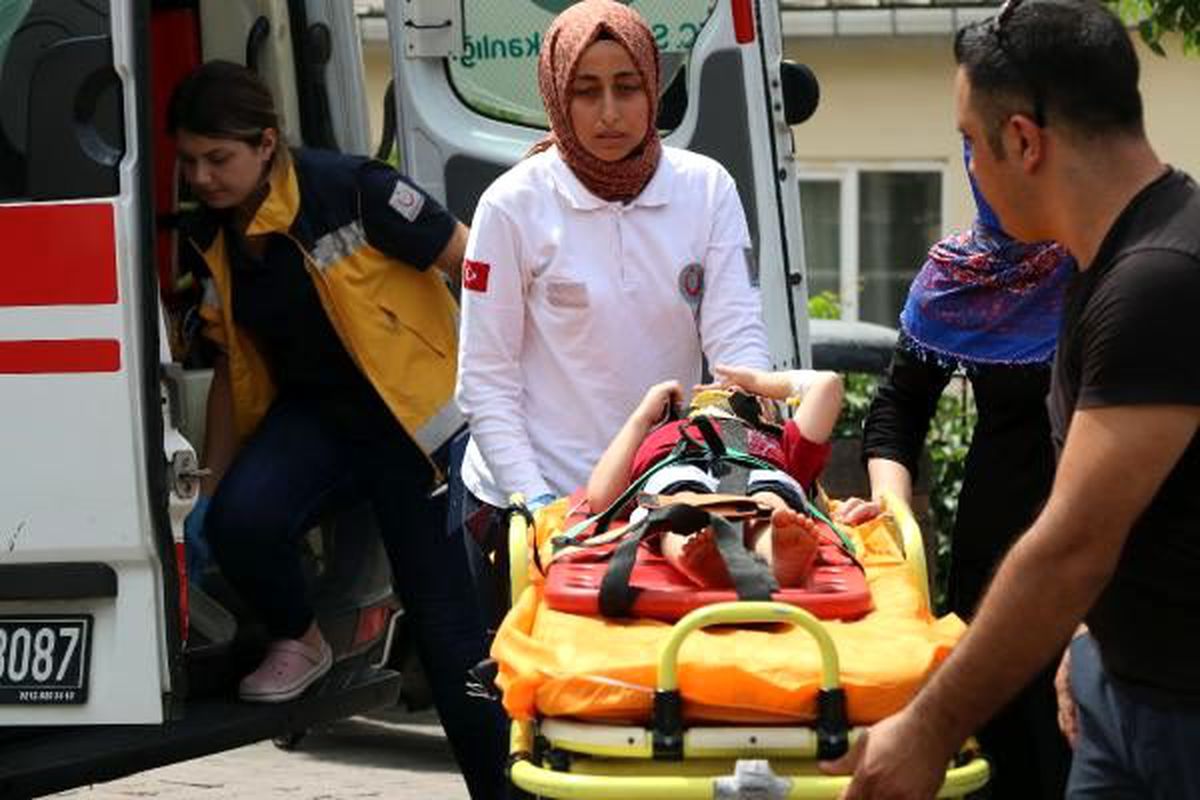 Beyoğlu\'nda 5 yaşındaki çocuk pencereden düştü; burnu çatladı