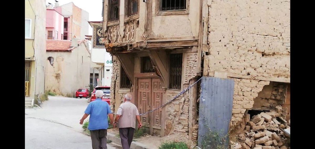Bir bir yıkılan tarihi binalar tehlike oluşturuyor