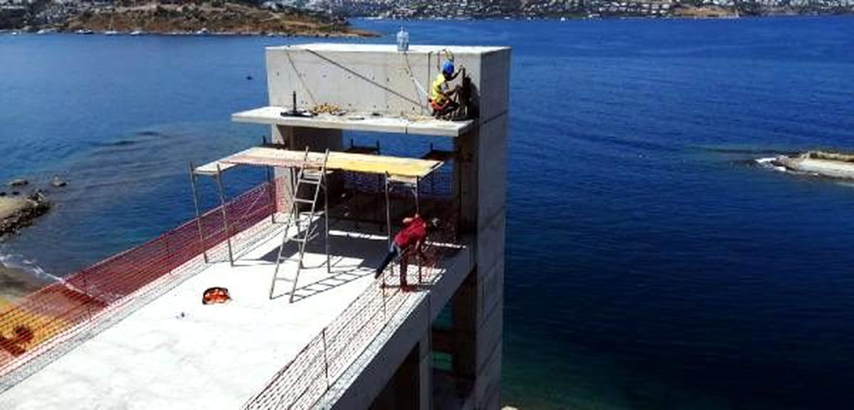Bodrum\'da inşaatı durdurulan projenin imara aykırı bölümleri yıkılıyor