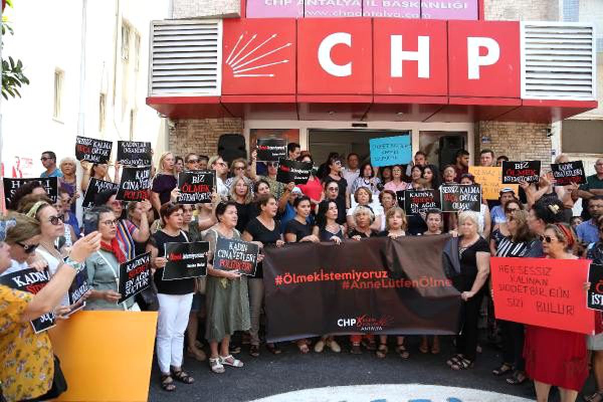 CHP\'liler \'kadın cinayetlerini\' protesto etti