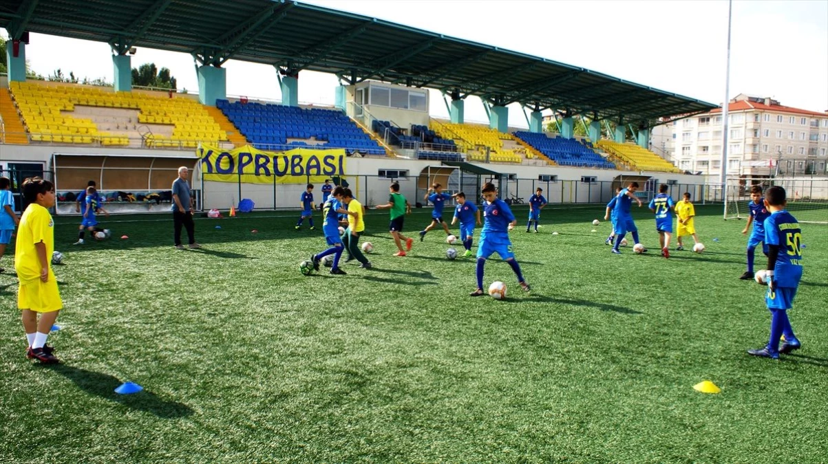 Çocukların futbolculuk hayallerini gerçekleştiriyorlar