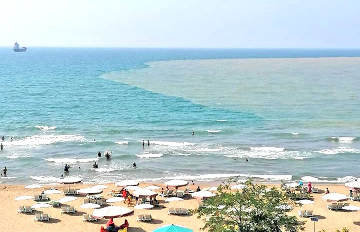 Denize ulaşan çamurlu su limanı ve sahili sarıya boyadı