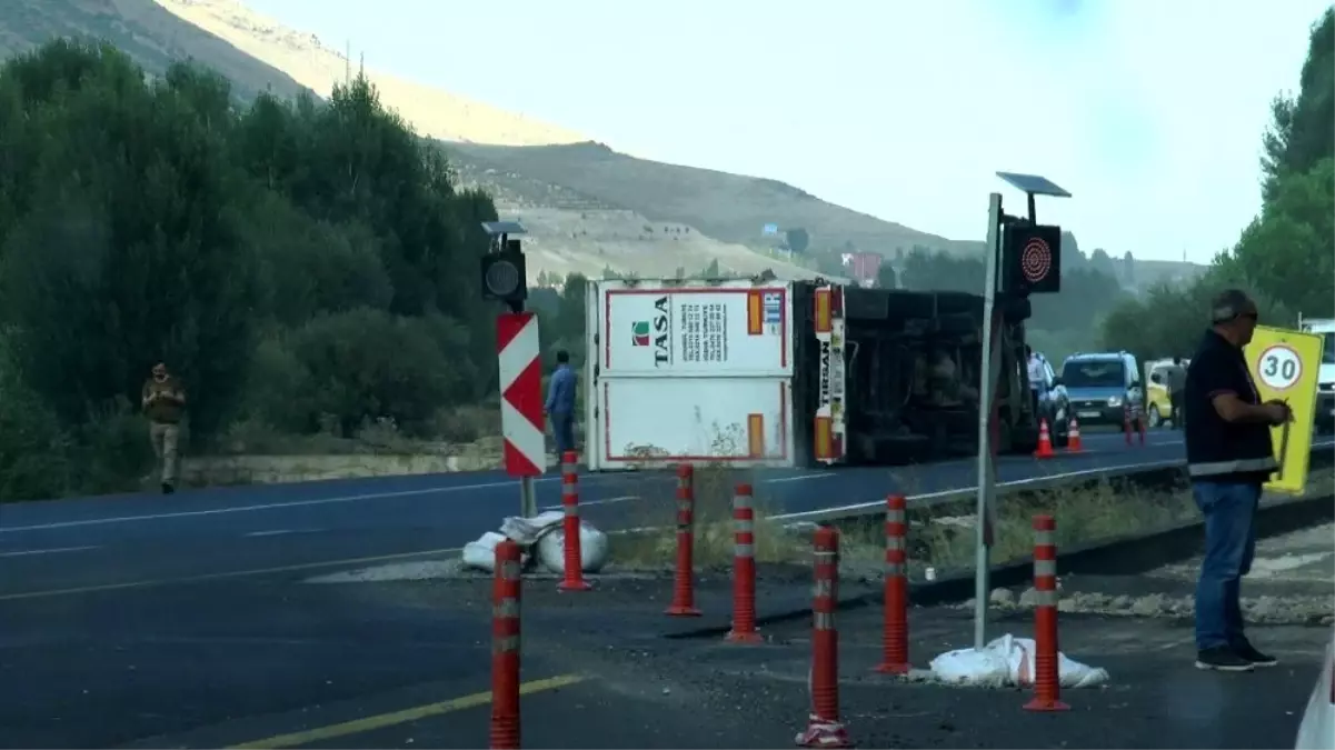 Direksiyon hakimiyetini kaybeden Tır yan yattı