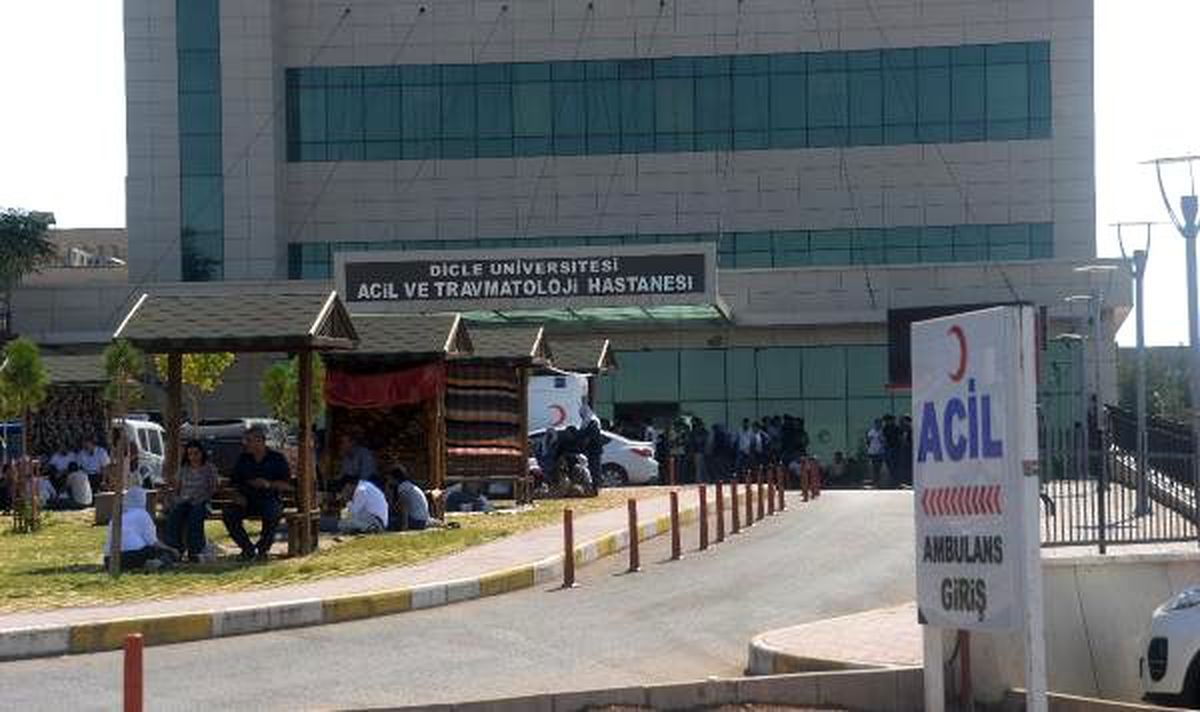 Diyarbakır\'da zırhlı araç devrildi: 6 polis yaralı