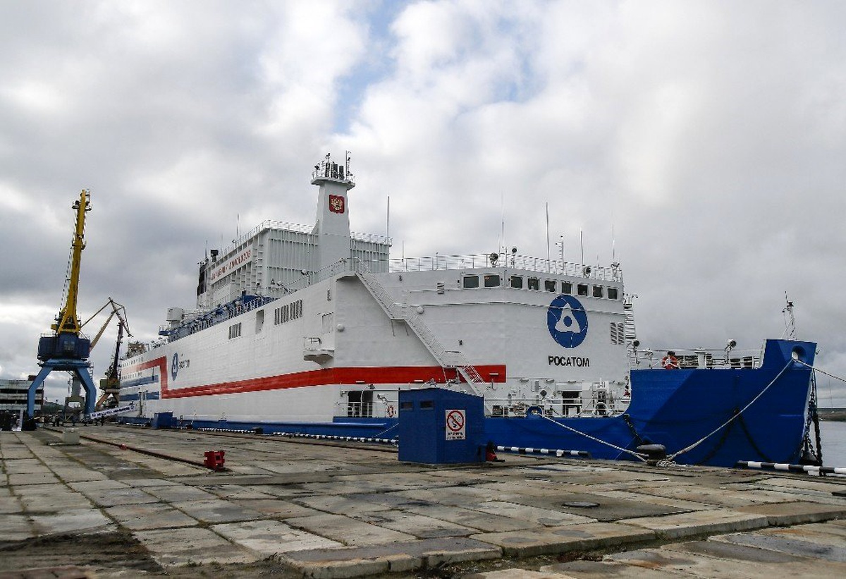 Dünyanın ilk yüzer nükleer güç ünitesi Akademik Lomonosov, Murmansk\'tan Pevek\'e doğru yola çıktı