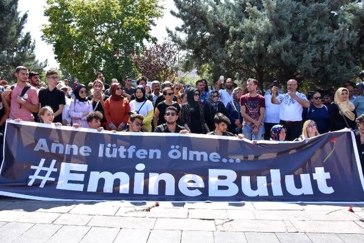 Emine bulut\'un öldürüldüğü lokantanın önüne karanfil bıraktılar